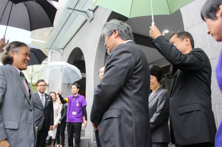 President Juichi Yamagiwa welcomes Her Royal Highness Princess Maha Chakri Sirindhorn of Thailand and her entourage.