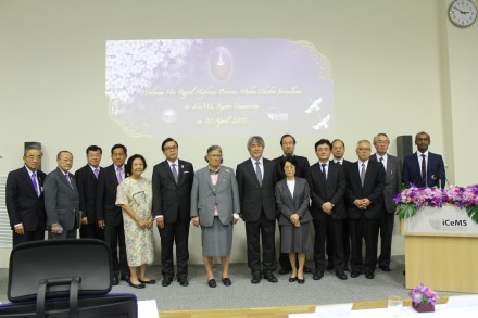 A commemorative group photo with the Thai delegation