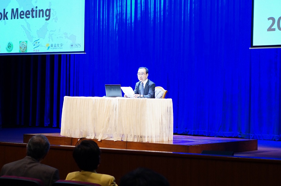 スピーチを行う、京都大学ASEAN拠点 柴山守拠点所長