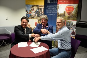 Signing of the Memorandum of Understanding by the three universities’ botanical gardens （Photographer: Bhagesh Sachania）