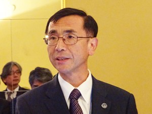 閉会の辞を述べる森国際交流推進機構長