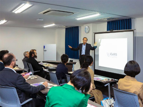 Dr. Susumu Kitagawa, director of iCeMS, speaks with the participants during the facility tour