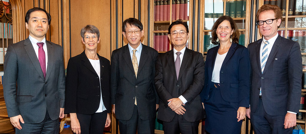 From left to right: Professor Manabu Muto (Graduate School of Medicine, Kyoto University), Professor Maries van den Broek (Vice Dean for Research, Faculty of Medicine, University of Zurich), Professor Ryosuke Takahashi (Department of Neurology, Graduate School of Medicine, Kyoto University), EVP Minato (Kyoto University), VP Schimmer (University of Zurich), and VP Schwarzenegger (University of Zurich)